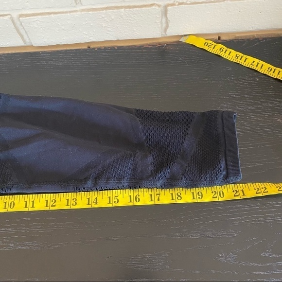 Fabletics Seamless Cropped Compression Leggings Black Sz Small High Rise Netting - Picture 6 of 7